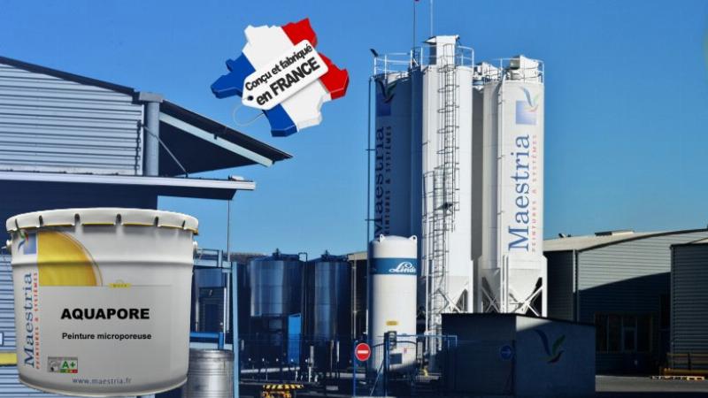 Application minutieuse de peinture Maestria sur un mur intérieur par un artisan